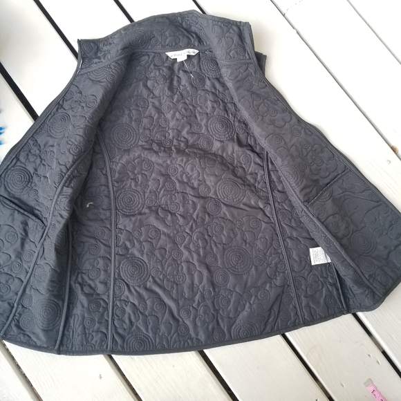 L plush blk vest with pockets and scrolls - Picture 3 of 11